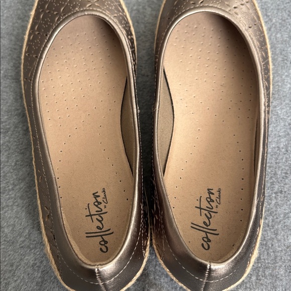 New Clarks Women's Bronze Cutout Loafers 8 - Picture 6 of 7